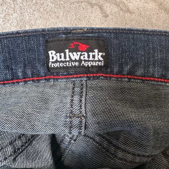 Men’s Bulwark flame resistant relaxed fit bootcut jean with stretch size 48 x 32 - Picture 2 of 5